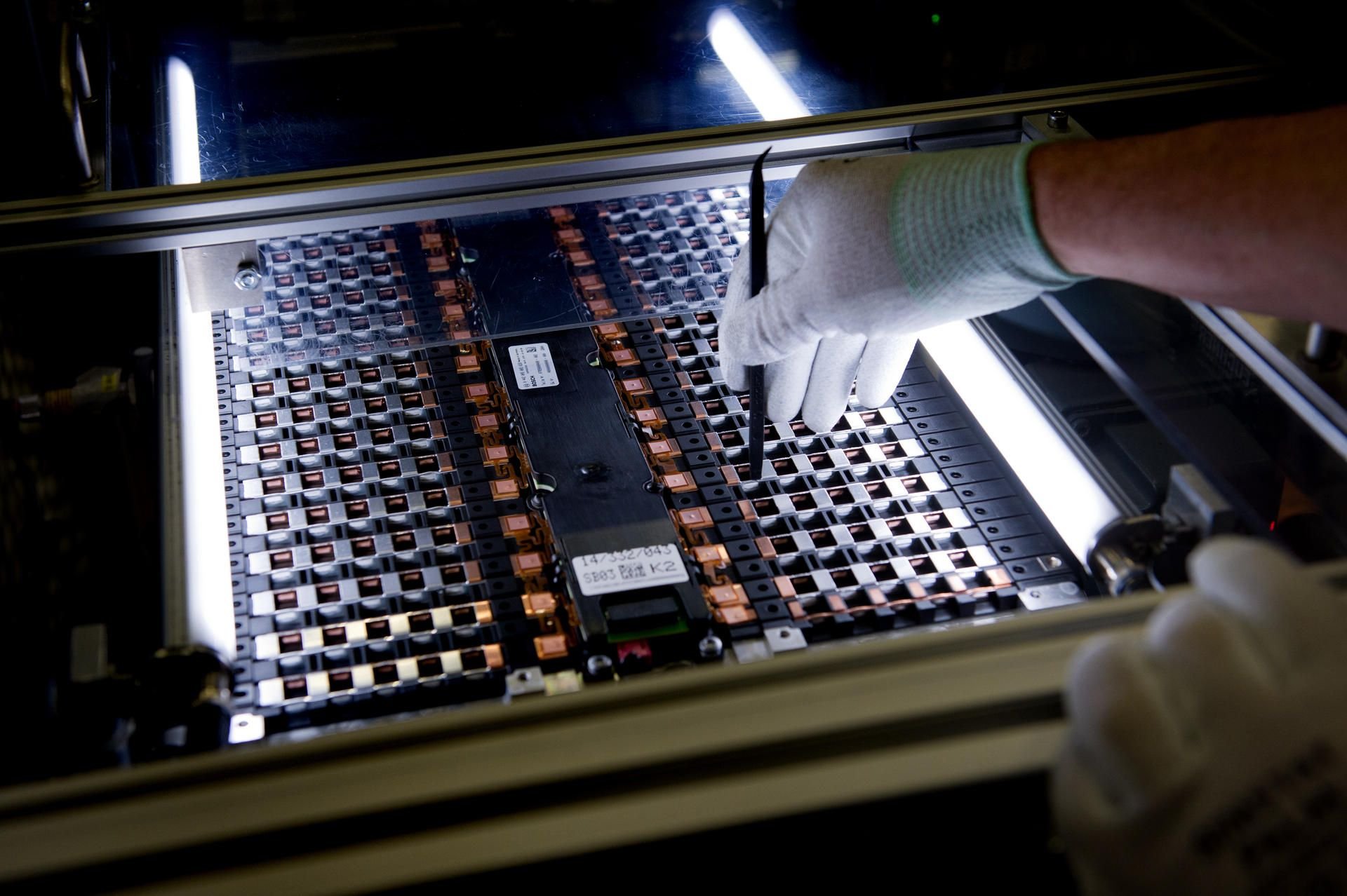 Ab 2023 sollen in Bitterfeld Lithium-Ionen-Batterien für Elektrofahrzeuge hergestellt werden. (Symbolfoto)