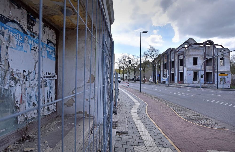 Für dieses Gebäude (r.) an der Kreuzung Leipziger-/Thalheimer Straße in Wolfen steht nun das Signal auf Grün.