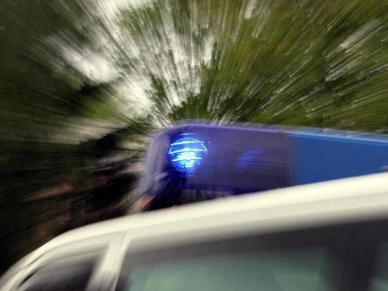 Das Blaulicht eines Polizei-Einsatzfahrzeuges leuchtet. Foto: Marcus Führer/dpa/Archivbild