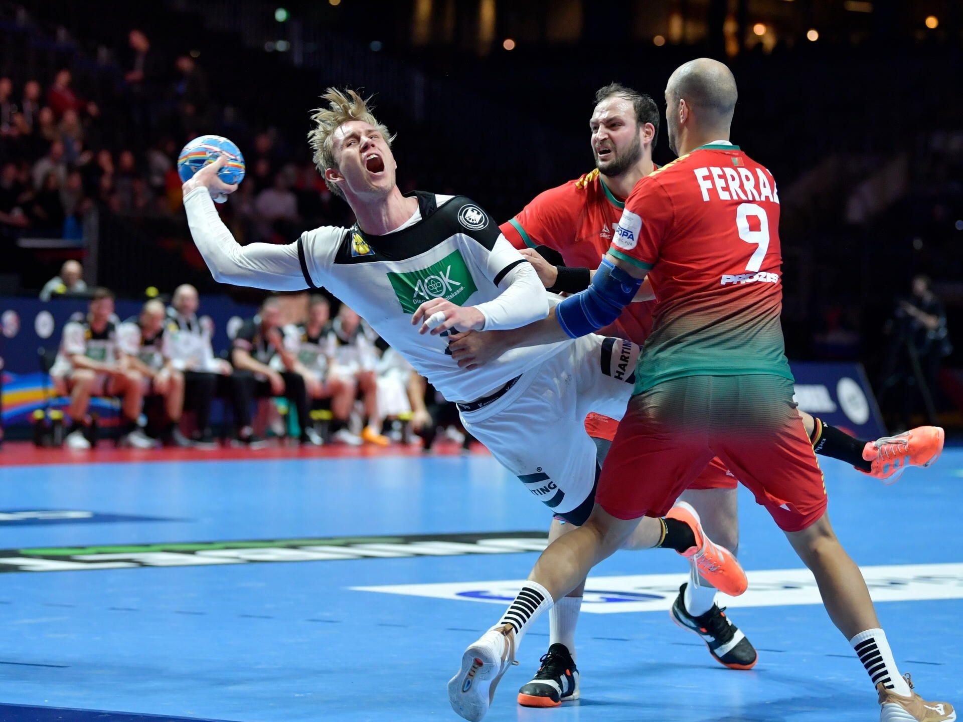 Marian Michalczik (l.) in den letzten Minuten des Spiels der DHB-Auswahl gegen Portugal.