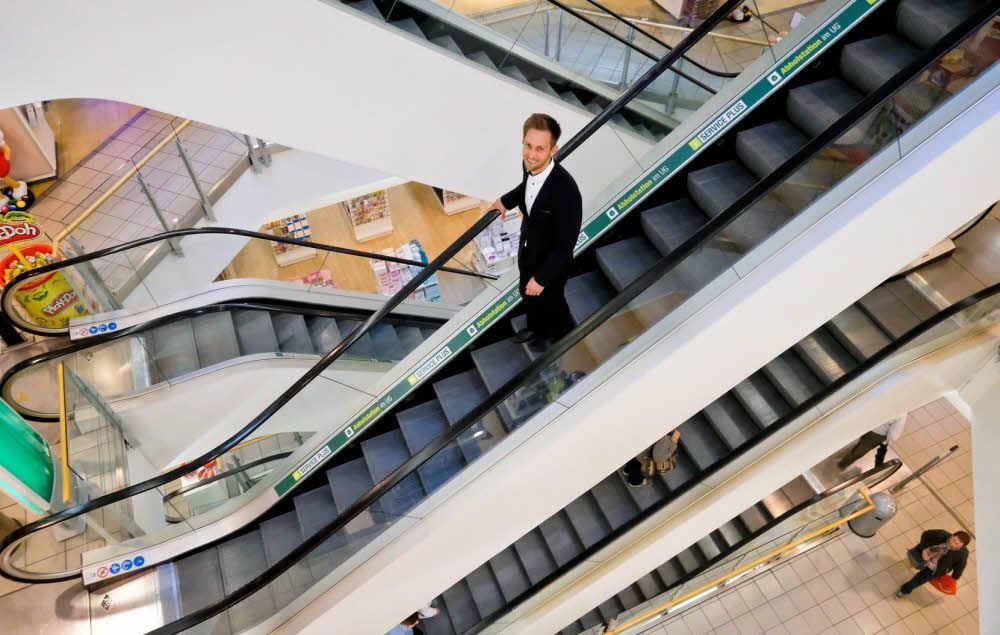 Filialleiter Robert Weber versprüht Optimismus. Den Standort Halle von Kaufhof will er mit neuen Konzepten und Aktionen stärken.