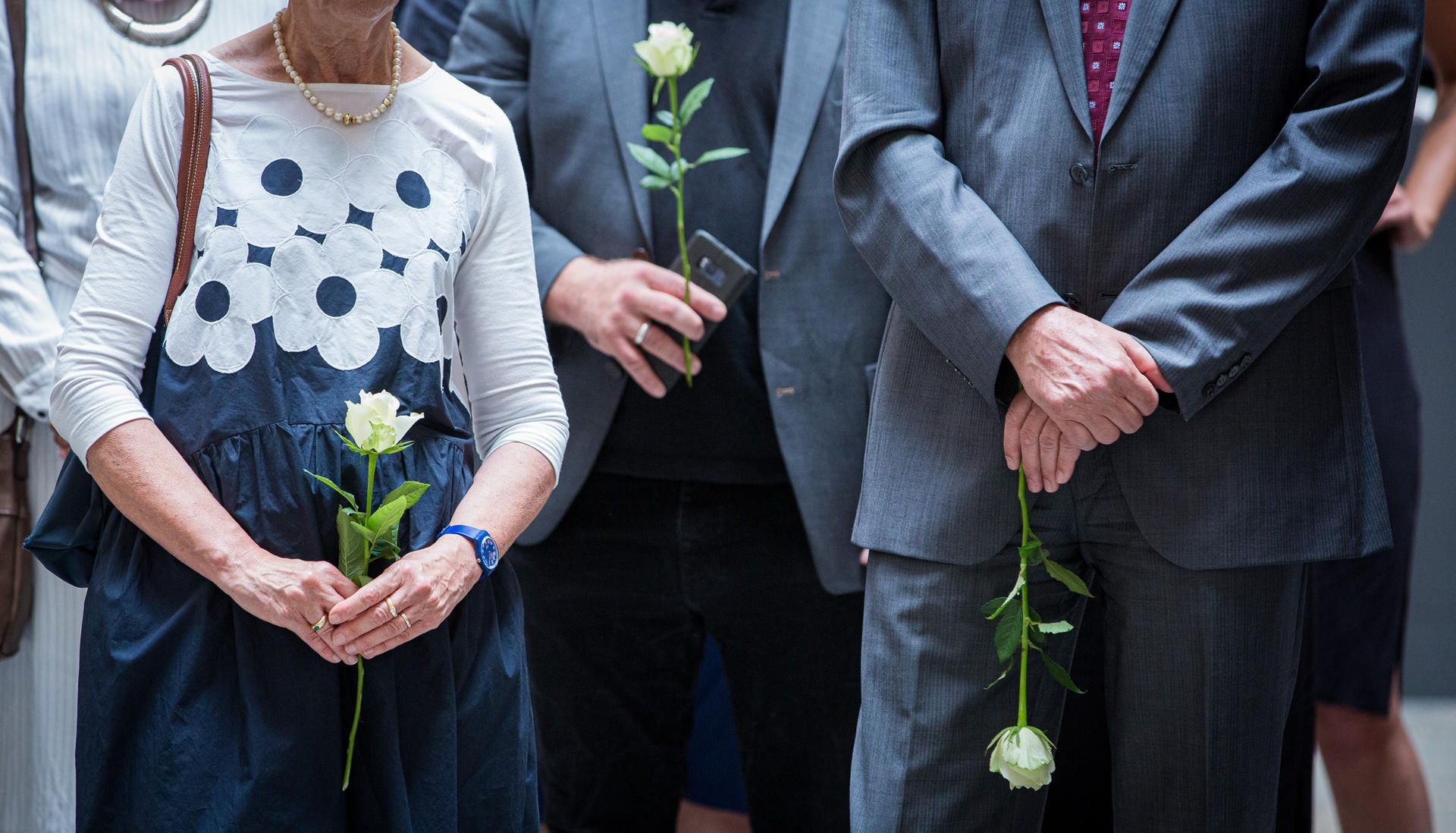 Mit weißen Rosen haben Dresdner der ermordeten Marwa El-Sheribini gedacht.