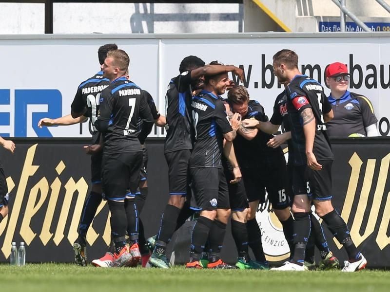 Geschafft: Die Spieler des SC Paderborn können sich über den vorzeitigen Zweitliga-Aufstieg freuen. Foto: Friso Gentsch