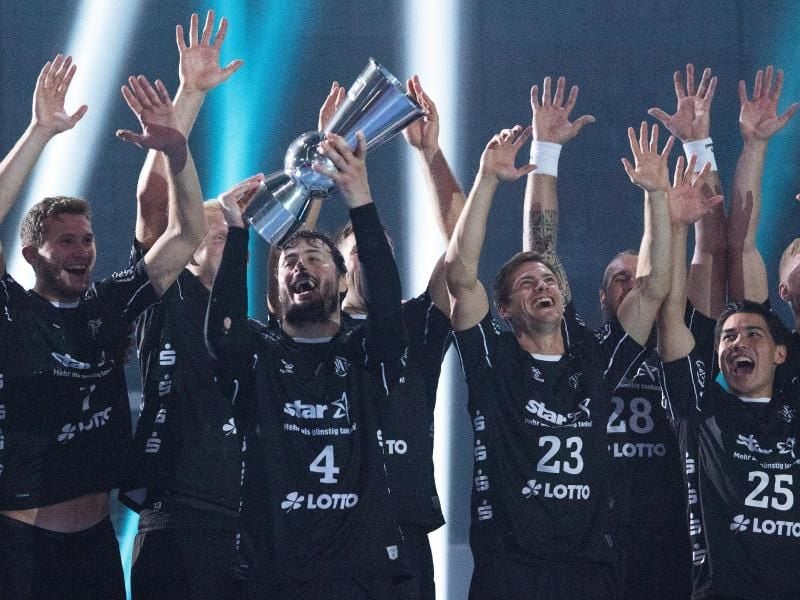 Kiels Domagoj Duvnjak hält den Pokal in die Höhe. Foto: Federico Gambarini/dpa