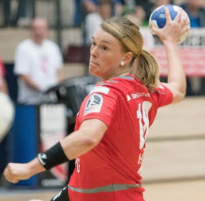 Eileen Uhlig wirft den Ball.