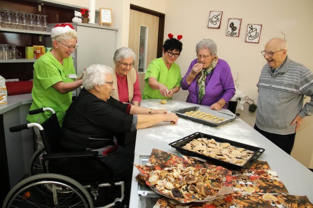 Zum Fest gibt es Vanillekipferl: Damit davon genügend da sind, haben Bewohner und Pflegekräfte schon jetzt gemeinsam gebacken.