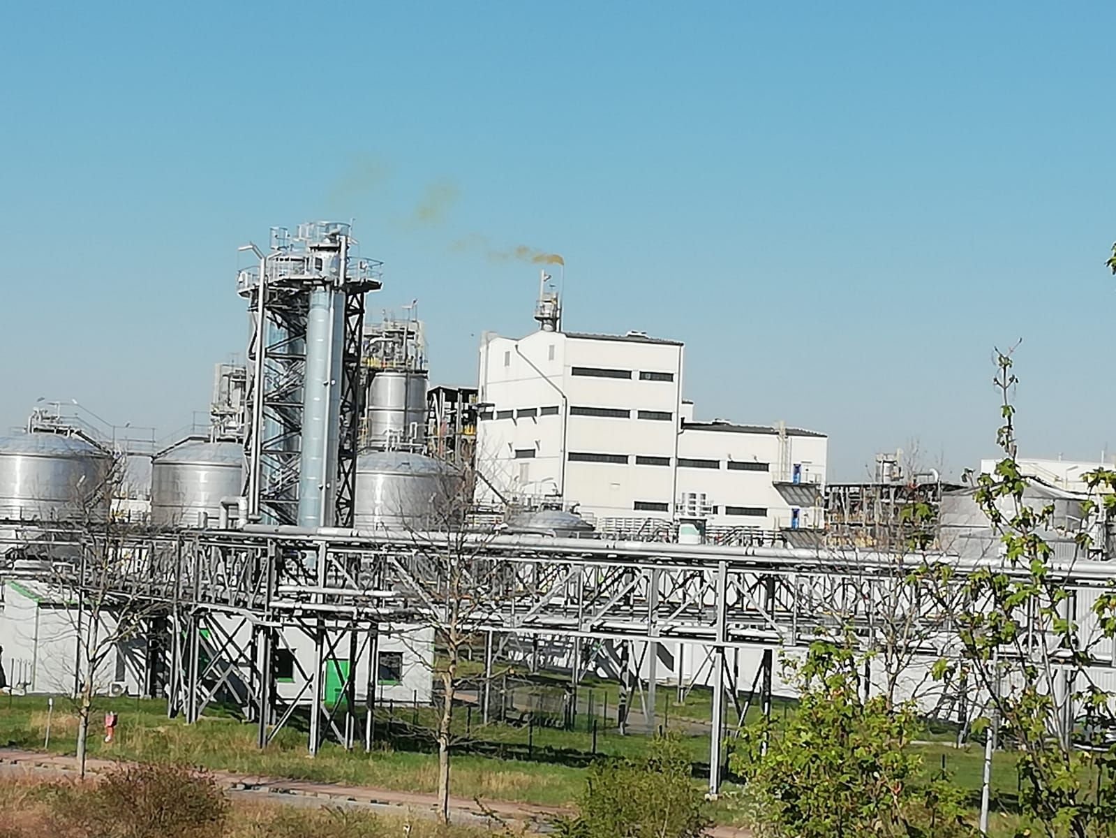 Im Chemiewerk der Firma Radici Chimica Deutschland steigt nach einem Störfall erneut gelber Rauch auf.