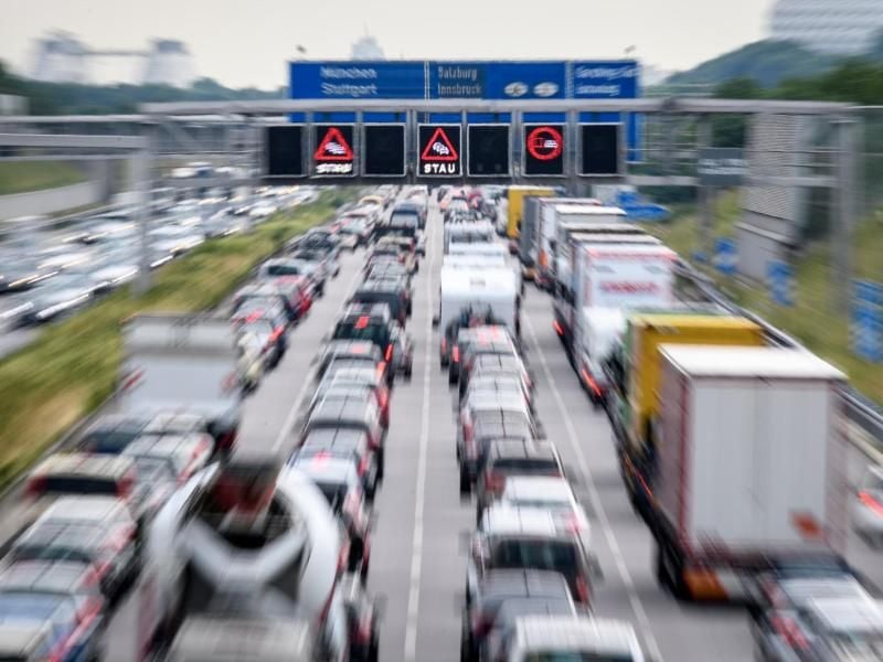 Zähfließender Verkehr herrscht auf der Autobahn A9. Foto: Matthias Balk/Archiv