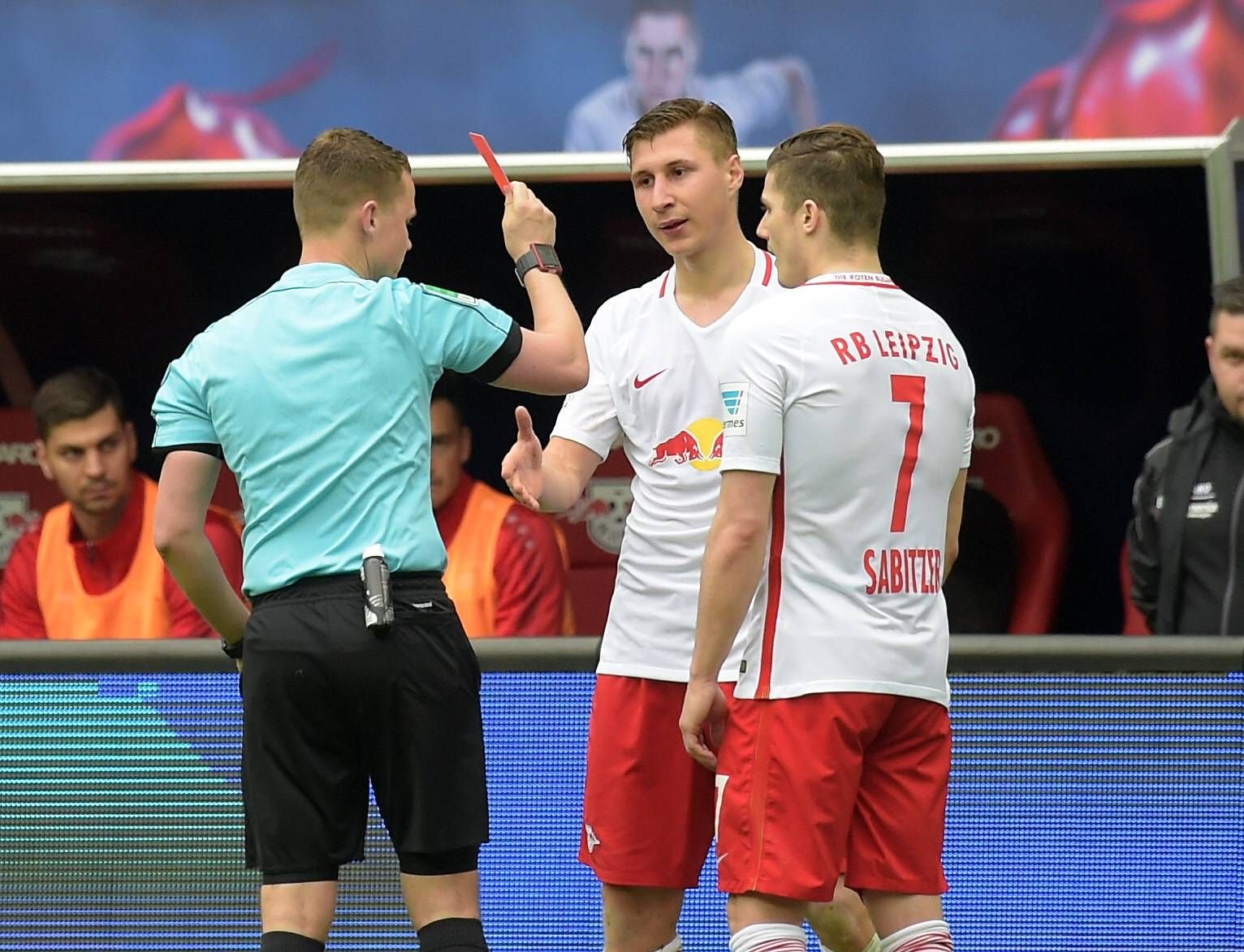 Schiedsrichter Robert Kampka zeigt Willi Orban (RB Leipzig) Gelb-Rot.