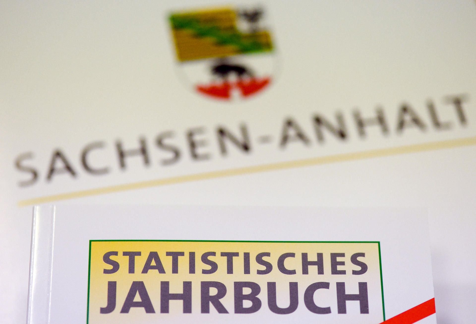 Das Statistische Jahrbuch von Sachsen-Anhalt liegt am 16.12.2014 im Statistischen Landesamt in Halle