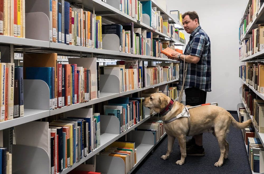 Tino Apelt ist Student an der Hochschule und sehbehindert. Um sich orientieren zu können, hilft ihm Blindenhund Ben.