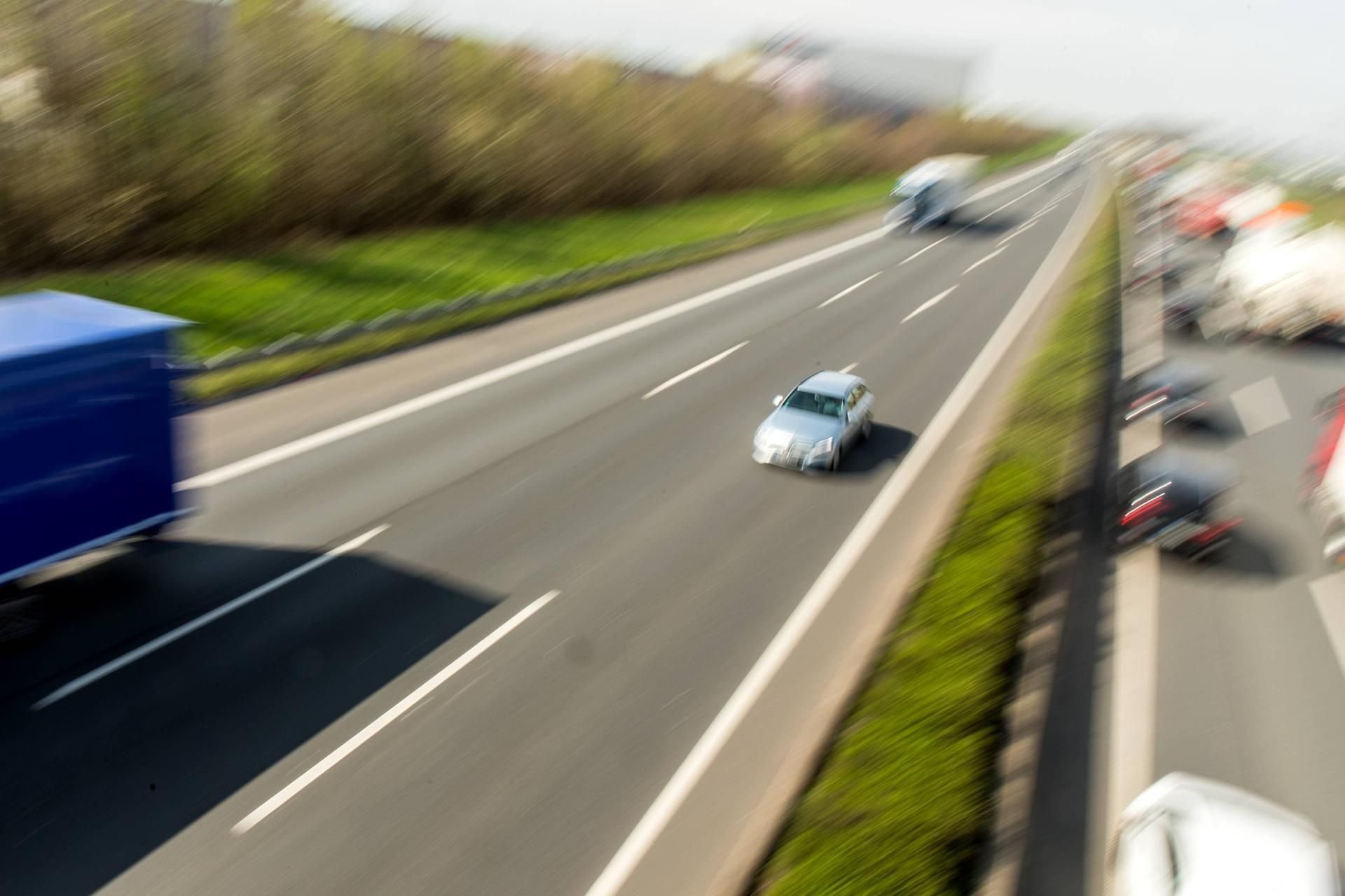 Die Polizei rät: Bei verlorener Ladung Autobahn nicht betreten. (Symbolbild)