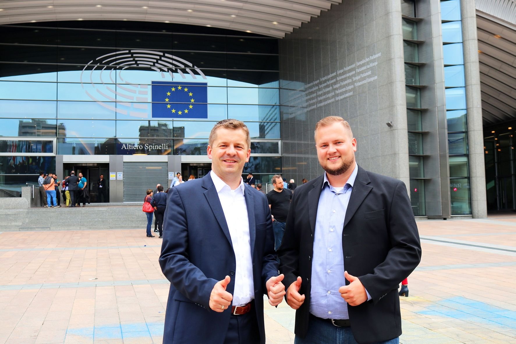 Denny Behrendt (rechts) und Sven Schulze vor einem Gebäude des Europäischen Parlaments.
