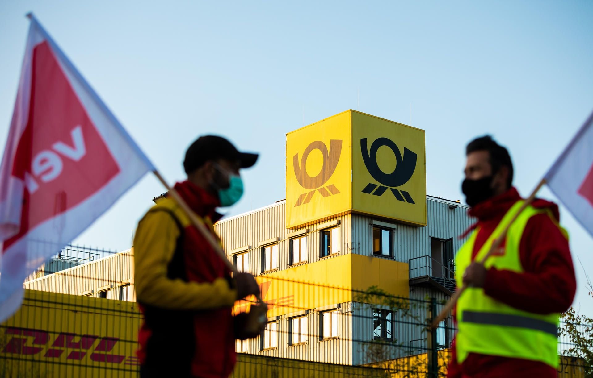 Beschäftigte der Deutschen Post nehmen an einem Warnstreik der Gewerkschaft Verdi teil.