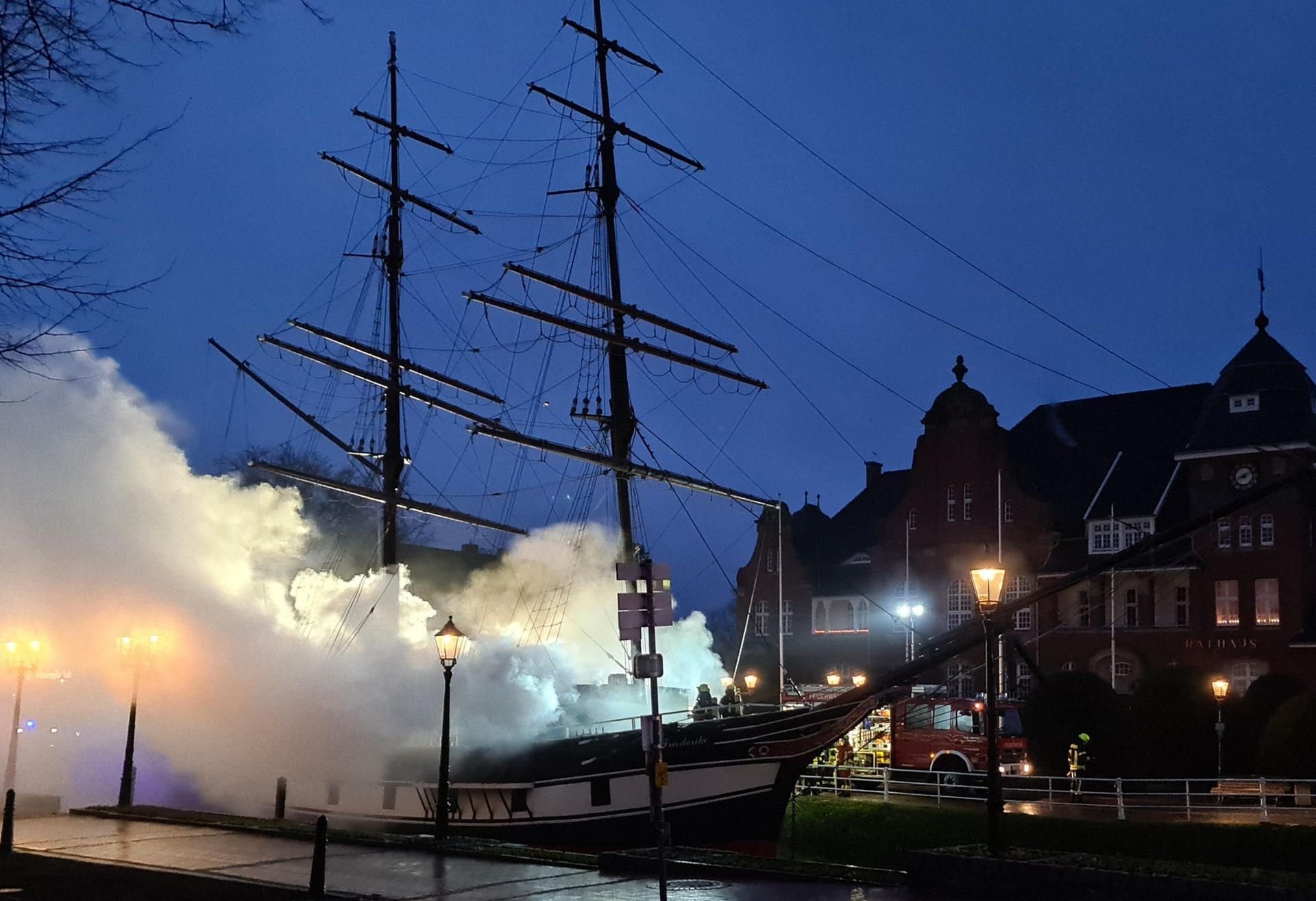 Die „Friederike von Papenburg“ ist das Wahrzeichen der Stadt im Emsland. Am Samstag dringt plötzlich Qualm aus dem Museumsschiff.