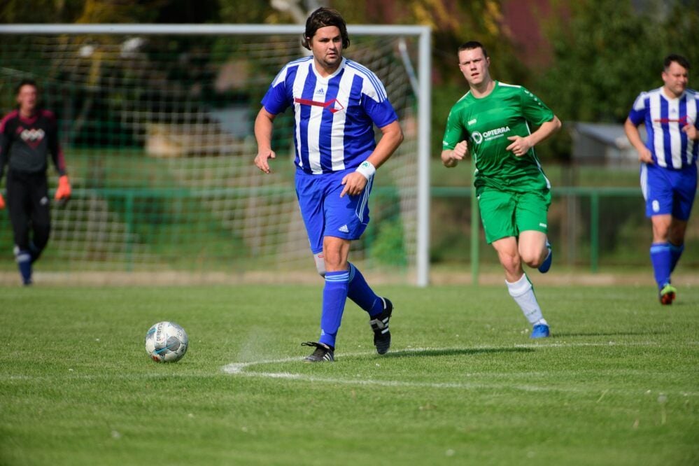 RSV-Routinier Michael Staake (l.) hatte mit einem Pfostenkopfball die erste Großchance des Unstrut-Derbys. Dann aber drehten die gastgebenden Karsdorfer auf und setzten sich deutlich mit 4:0 durch,