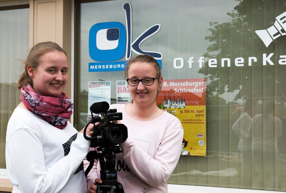 Tanja (l.) und Saskia haben vor zehn Jahren beim Offenen Kanal in Merseburg angefangen und sind dabei geblieben.