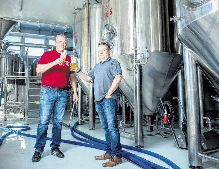 Ulf Steinforth (links) und Christof Hawerkamp stehen im neuen Brauhaus der Sudenburger Brauerei. Insgesamt wurden in den vergangenen drei Jahren zwei Millionen Euro investiert.