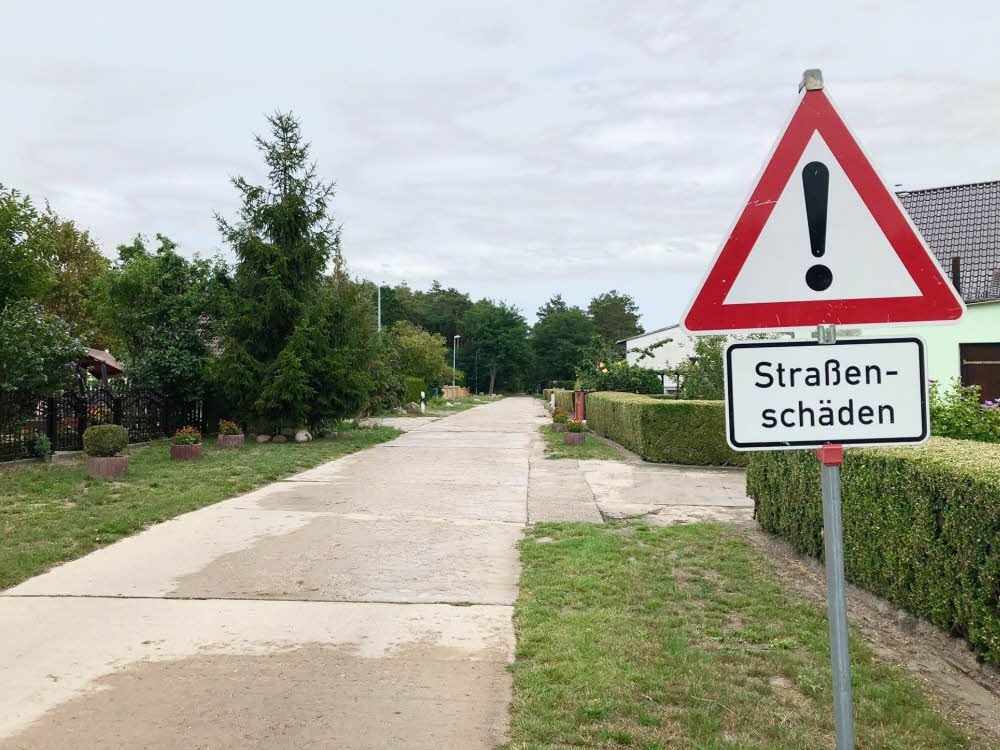 Ein Schild reicht nicht. Die Alte Mühlstraße soll möglichst schnell saniert werden.