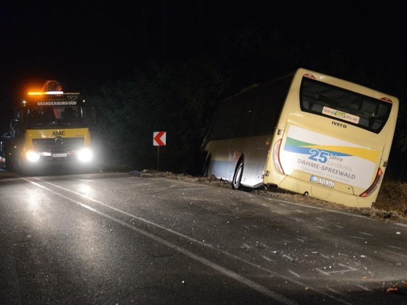 Ein Linienbus steht nach einem Unfall im Straßengraben.