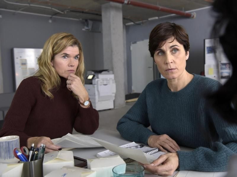 Karin (Anke Engelke, l) und Rommy (Nina Kunzendorf) recherchieren als investigative Journalistinnen. Foto: Christiane Pausch/ARD Degeto/dpa