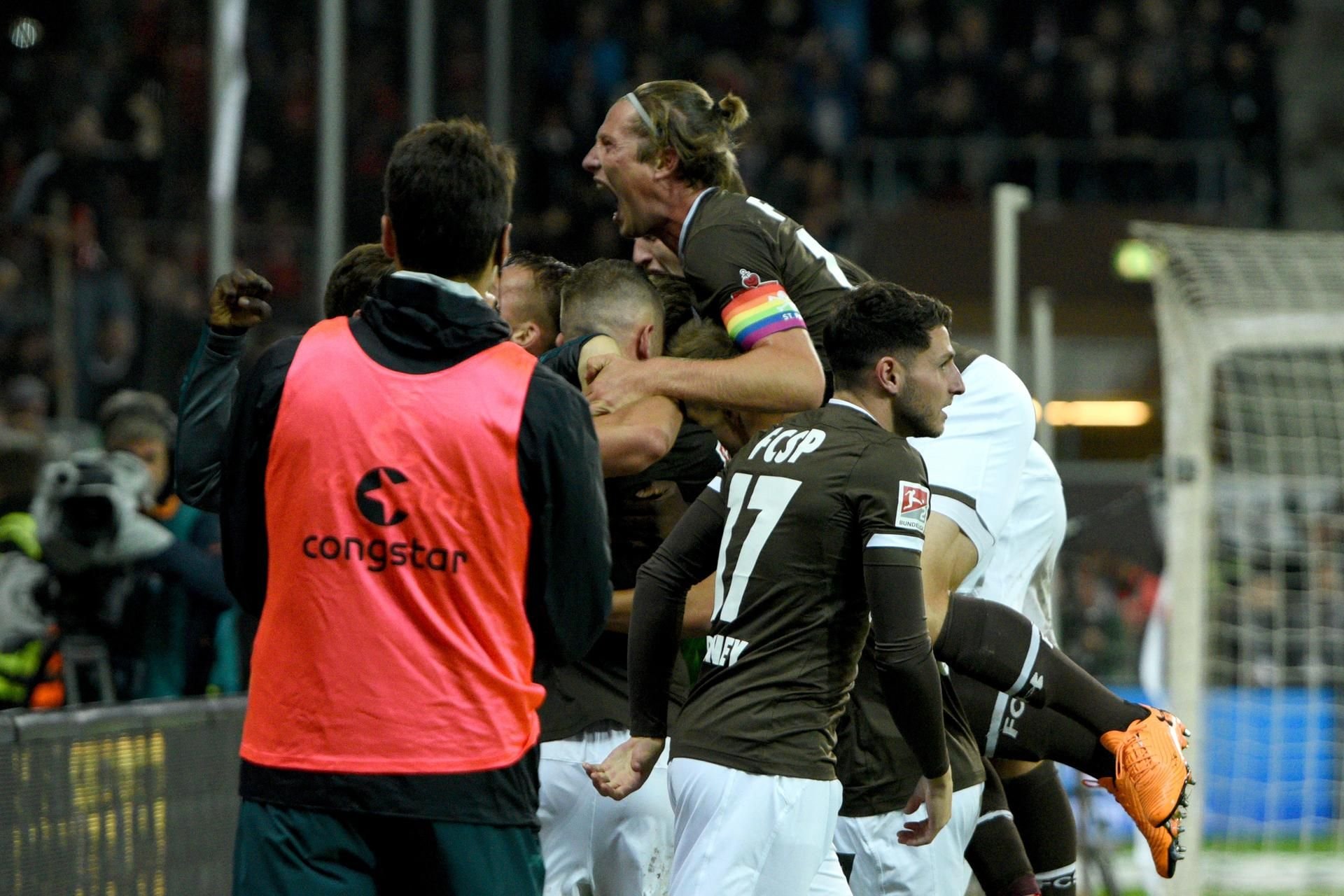 Die Spieler des FC St. Pauli bejubeln das Tor zum 2:0.