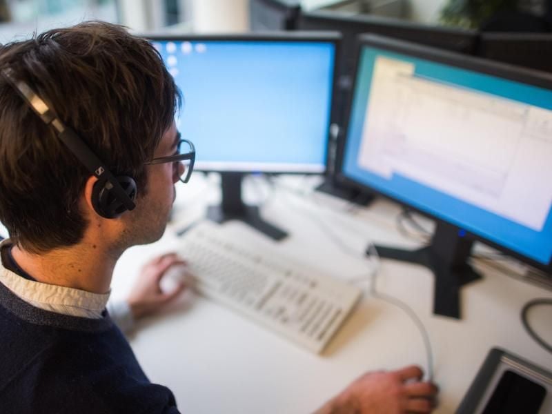 Wer regelmäßig am Computer arbeitet, sollte stets die richtige Bildschirmeinstellung gewählt haben, um seine Augen zu schützen. Foto: Lukas Schulze