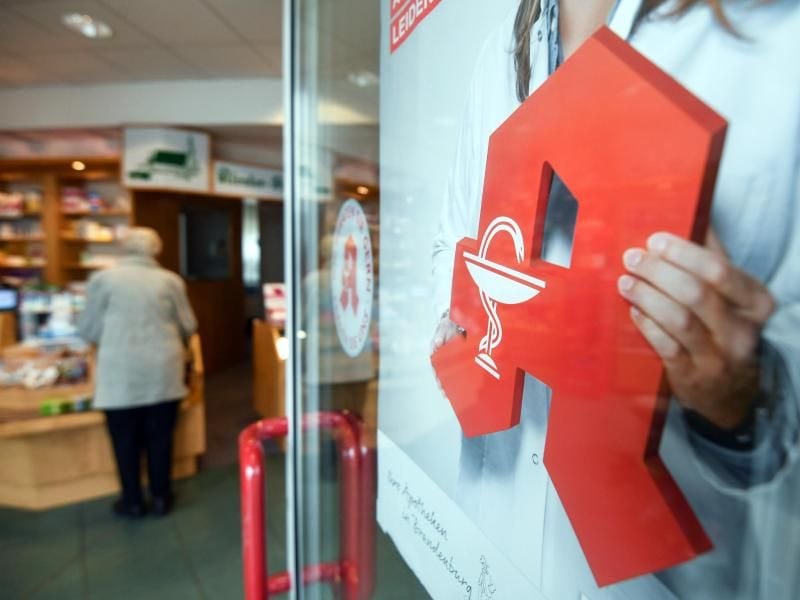 Betroffene müssen dem Apotheker genaue Angaben machen, damit dieser das richtige Inkontinenz-Produkt findet. Foto: Patrick Pleul/dpa-Zentralbild/ZB