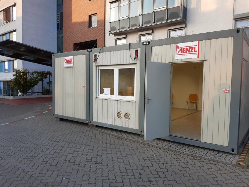 Dieser Container ersetzt ab sofort am Paul-Gerhardt-Stift das Wartezelt vor der Rettungsstelle.