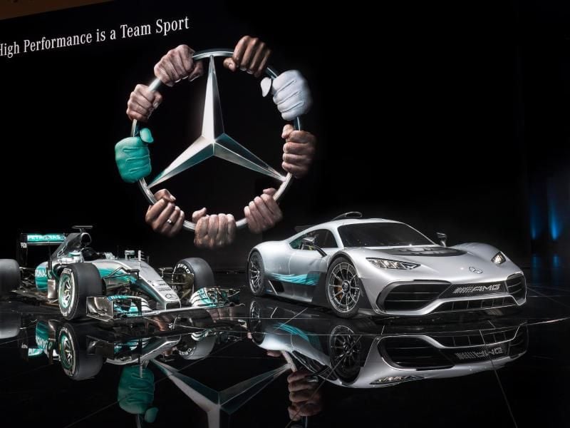 Markanter Luftansaugstutzen auf dem Dach: Der 1000 PS starke Project One (rechts) von Mercedes-AMG, dessen Antrieb auf dem eines Formel-1-Rennwagens basiert. Foto: Daimler AG/dpa-tmn