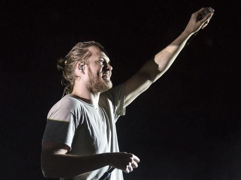 Dan Reynolds freut sich über seine beiden Mädchen. Foto: Balazs Mohai