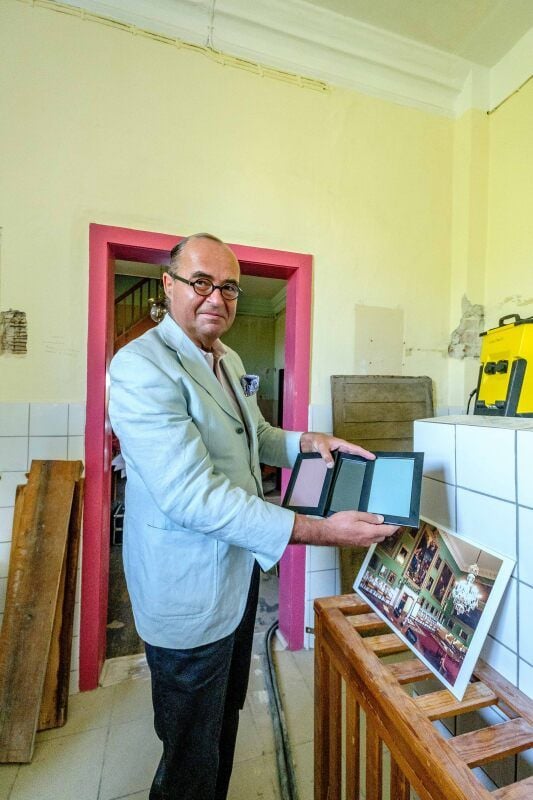 Hausherr Sven Kielgas zeigt die vorgefundenen Farbfassungen.