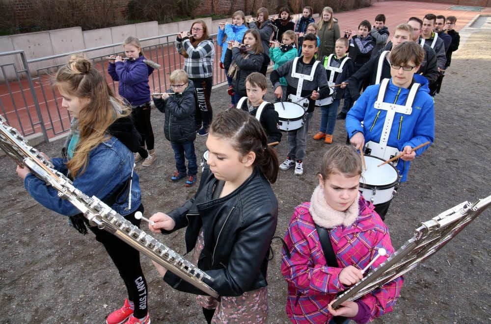 38 Kinder und Jugendliche gehören derzeit zum Nachwuchs des Bernburger Spielmannszuges. Sie werden in drei Gruppen geteilt: „Küken“ ab sechs Jahre trainieren außer in den Sommerferien donnerstags, „Spatzen“ und die Gruppe „Nachwuchs“ freitags.
