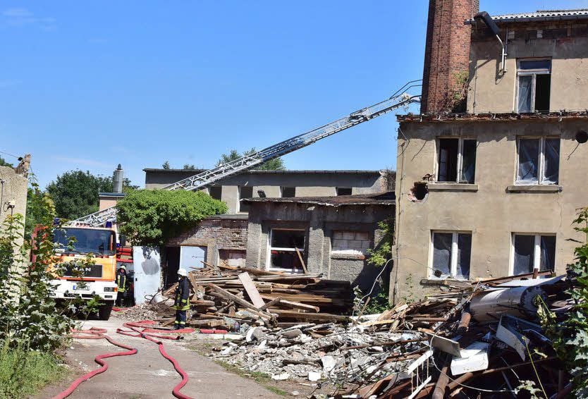 Hinter dem Gebäude lagern die beräumten Materialien.