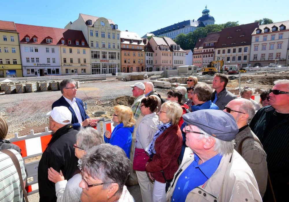 Die Riesenbaustelle im Herzen der Stadt: Oberbürgermeister Robby Risch erklärt beim Rundgang, wie der Marktplatz einmal aussehen soll.