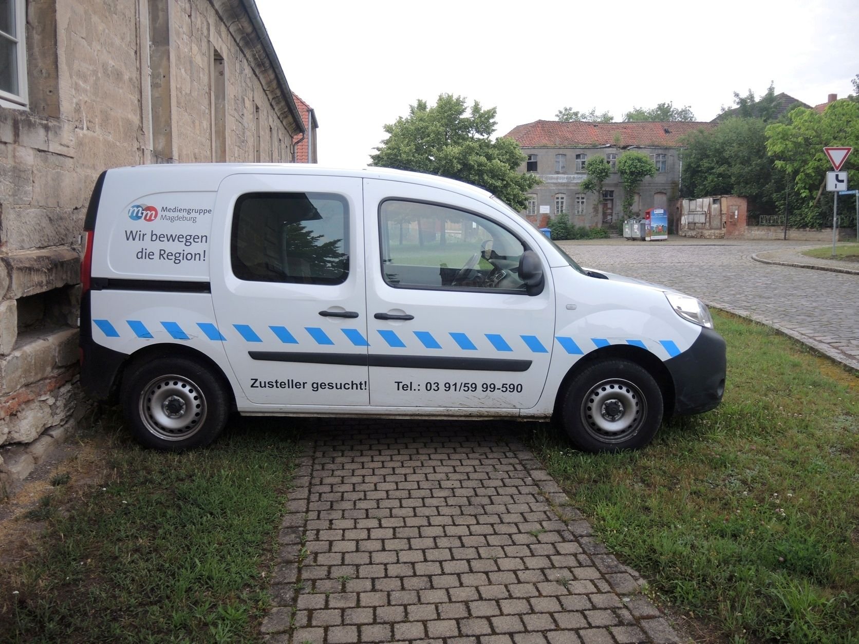 In Aderstedt im Huy flüchteten die Diebe aus dem Postauto, das anschließend an eine Hauswand rollte.