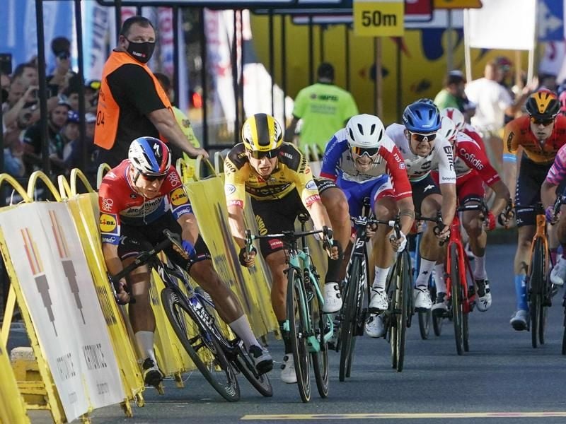 Fabio Jakobsen (l) stürzte schwer bei der Polen-Rundfahrt. Foto: Tomasz Markowski/AP/dpa