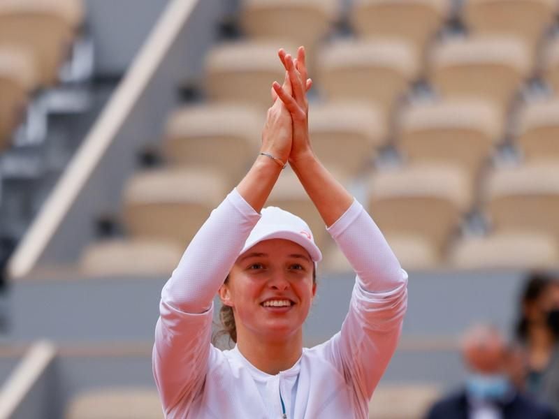 Iga Swiatek freut sich auf das Finale der French Open. Foto: Thomas Samson/AFP/dpa