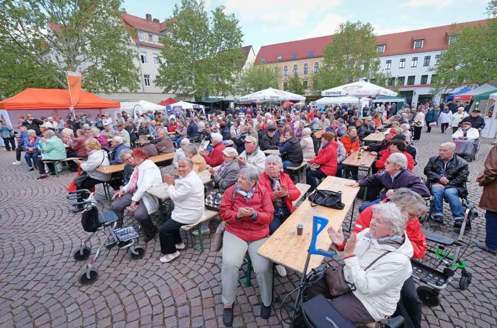 Das alljährliche Bild gab es auch diesmal: Der Seniorenmarkt in Bitterfelds Zentrums ist super besucht, das Programm kommt an.