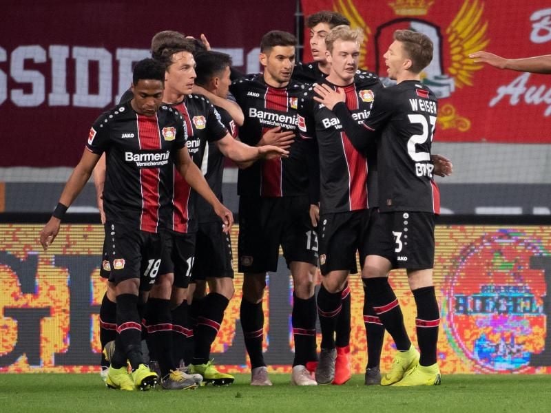 Die Spieler von Leverkusen jubeln über das Tor zum 1:1. Foto: Sven Hoppe/dpa
