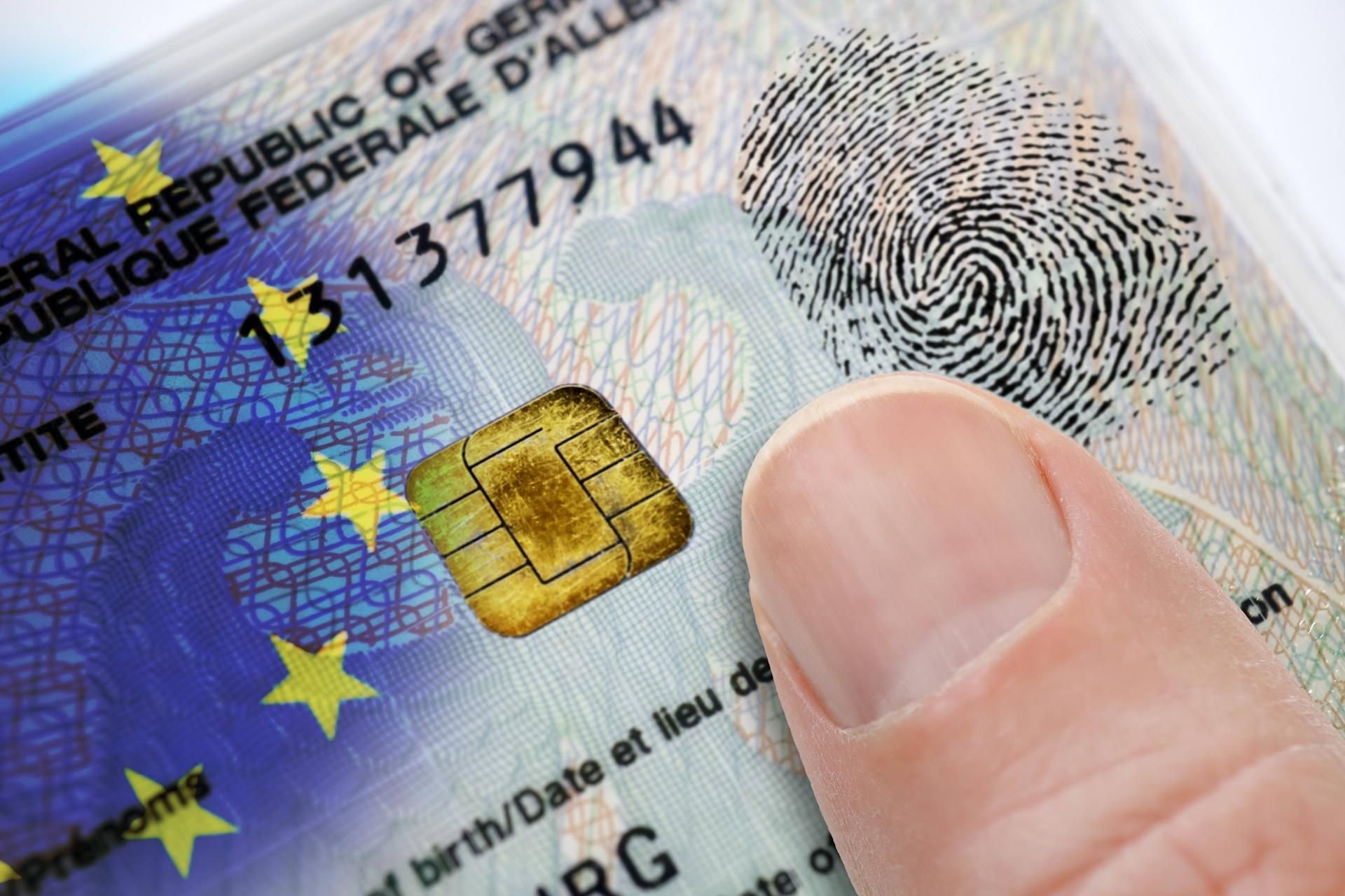 Deutschland setzt europäisches Recht um: Personalausweise müssen somit künftig Fingerabdrücke enthalten.
