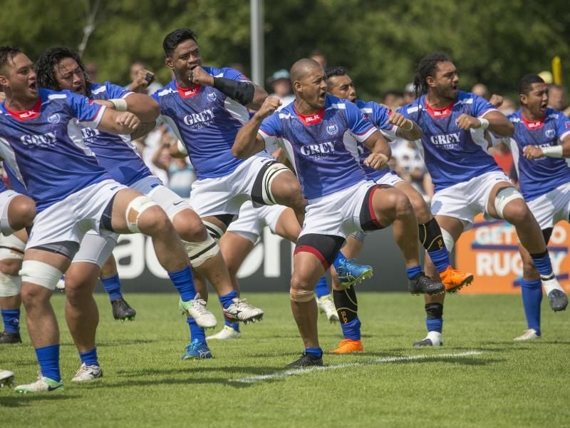 Was den Neuseeländern ihr Haka ist den Samoanern ihr Siva Tau: Das Rugby-Team des Inselstaates stimmt sich auf das WM-Qualifikationsspiel gegen Deutschland in Heidelberg ein. Foto: Jürgen Keßler