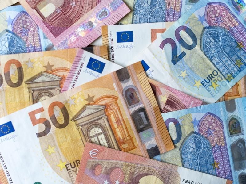 Zahlreiche Banknoten zu 10, 20 und 50 Euro liegen auf einem Tisch. Foto: Monika Skolimowska/zb/dpa/Symbol