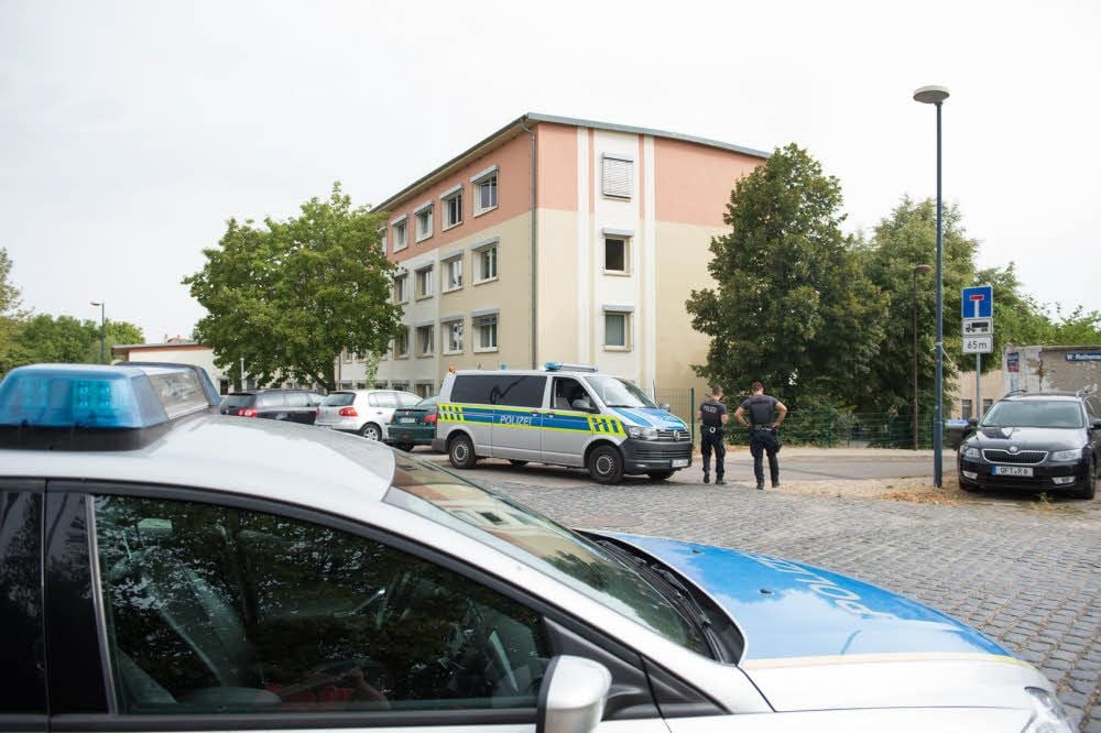 Polizeieinsatz am Naumburger Jobcenter: Nach einer Bombendrohung wird das Gebäude in der Halleschen Straße evakuiert.