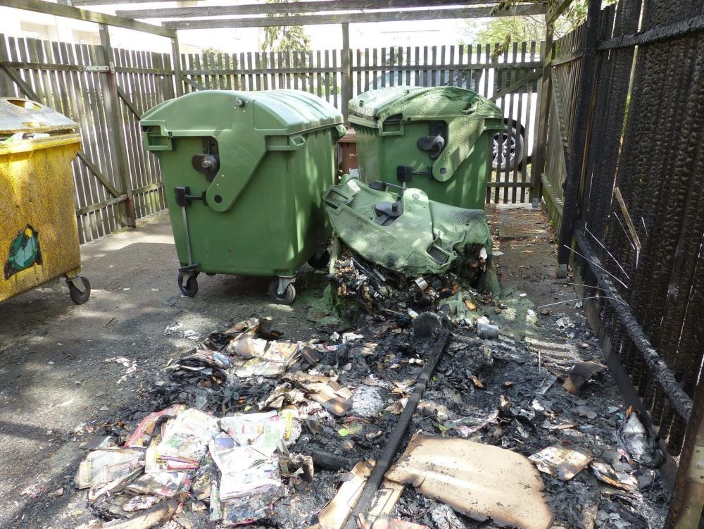 Der Containerstellplatz und die Müllbehälter sind nach dem Brand total zerstört.