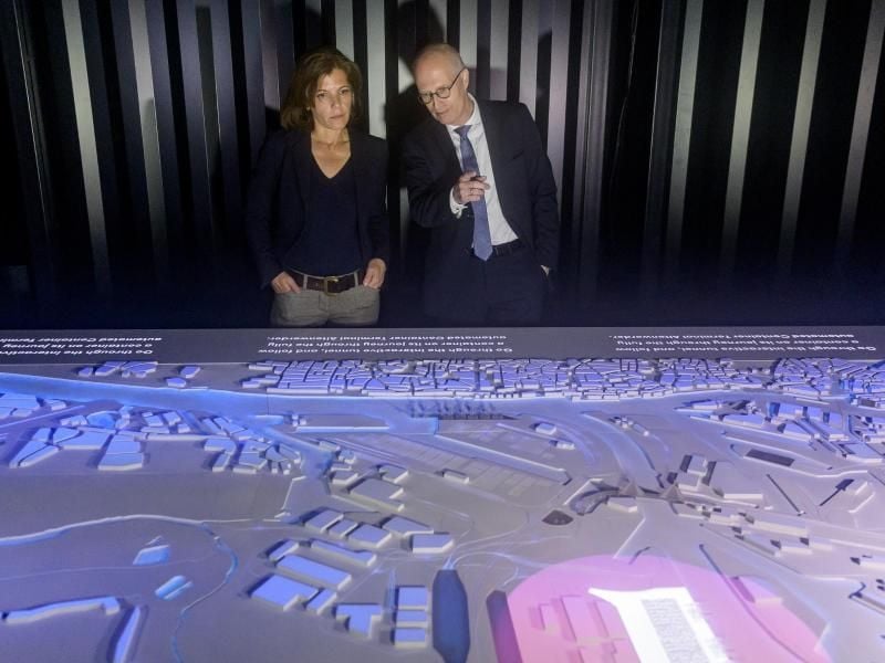 Erster Bürgermeister Peter Tschentscher (SPD) und Geschäftsführerin Susan Molzow bei Eröffnung des „Discovery Dock”. Foto: Axel Heimken