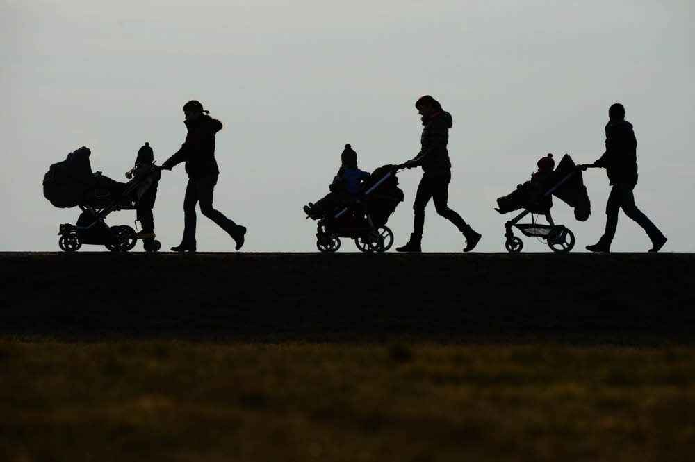 Für den Nachwuchs gibt es Bares: Die Höhe des monatlichen Kindergeldes beträgt aktuell für das erste und zweite Kind jeweils 194 Euro, für das dritte Kind 200 Euro und ab dem vierten Kind jeweils 225 Euro. Ab dem 1. Juli 2019 steigen die Beträge auf 204 Euro für das erste und zweite Kind, 210 Euro für das dritte Kind und 235 Euro für das vierte und jedes weitere Kind.