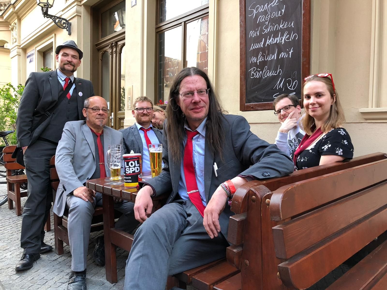 „Die Partei“ und Martin Bochmann (Mitte) ist zufrieden. Getreu nach dem Motto: „Wir haben nichts getan und gewinnen trotzdem Stimmen“ feierten die Mitglieder bei der Stadtratswahl.