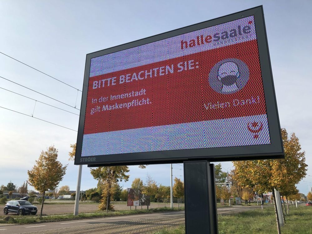 Auf Anzeigetafeln weist die Stadt auf die Maskenpflicht hin - weitere Maßnahmen hat OB Wiegand derzeit nicht angeordnet.