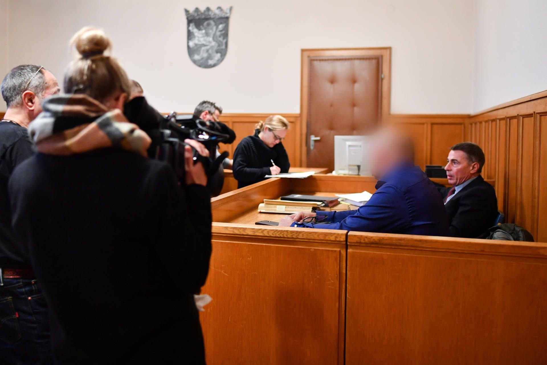 Der Angeklagte sitzt in Bensheim im Verhandlungssaal des Amtsgerichts neben seinem Verteidiger Peter Gillert.